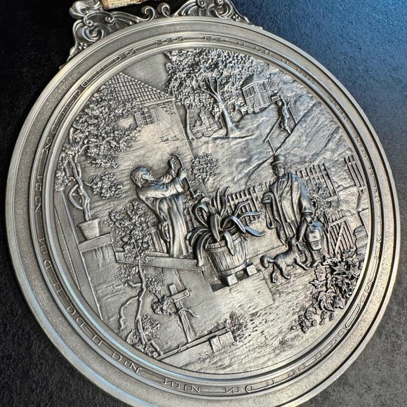 Vintage Zinn-Becker German pewter medallion engraved wall hanging - Picture 2 of 5